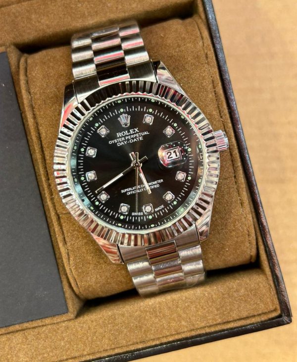 Luxury Day-date Quartz Watch – Precision Timekeeping With Diamond Hour Markers & Premium Gift Box